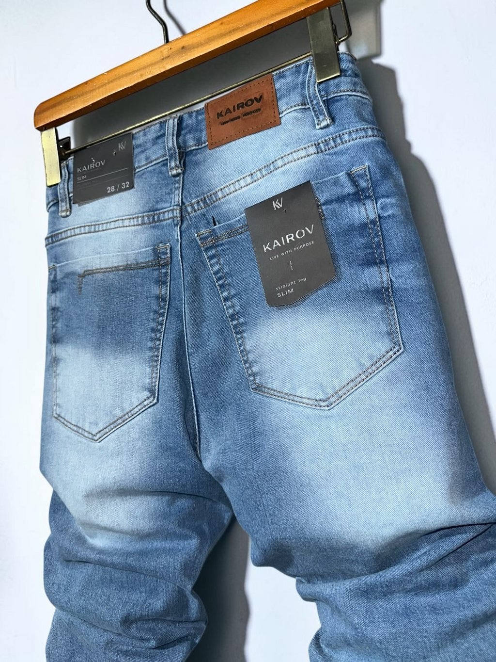Jeans de mezclilla Mi tienda KAIROV corte slim en azul claro con efecto deslavado y etiqueta de piel sintética