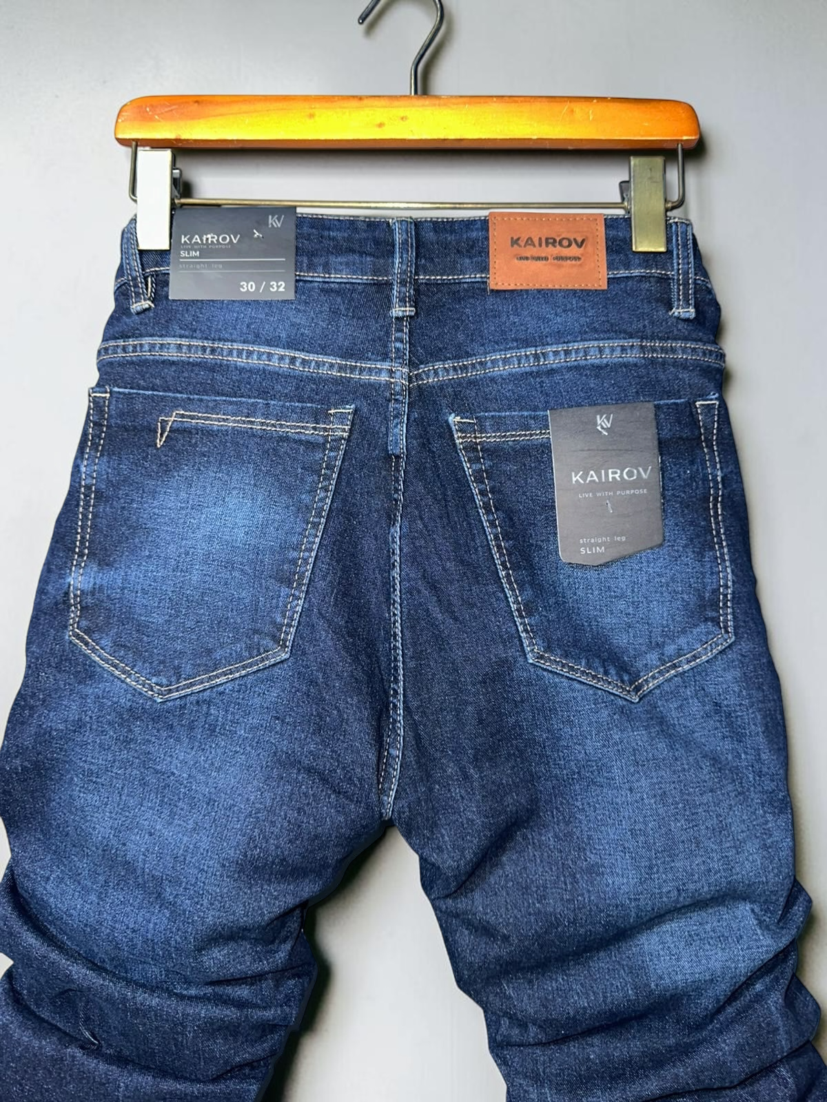 Pantalones de mezclilla Mi tienda KAIROV corte slim en azul profundo con etiquetas de marca y costuras reforzadas