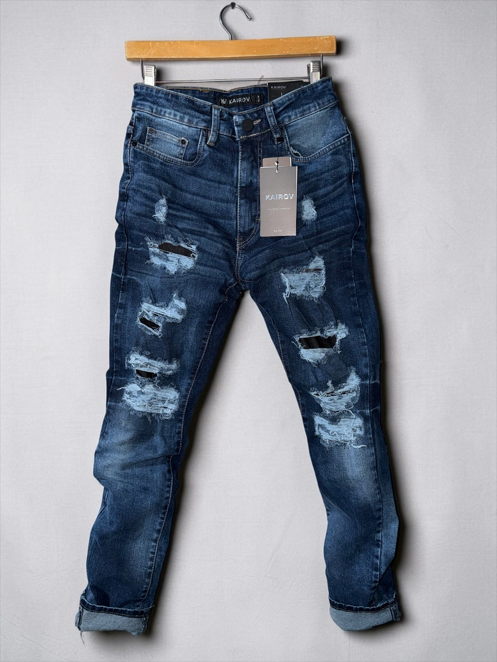 Jeans Mi tienda KAIROV slim fit en mezclilla azul profundo con deslavado y detalles de rasgaduras frontales
