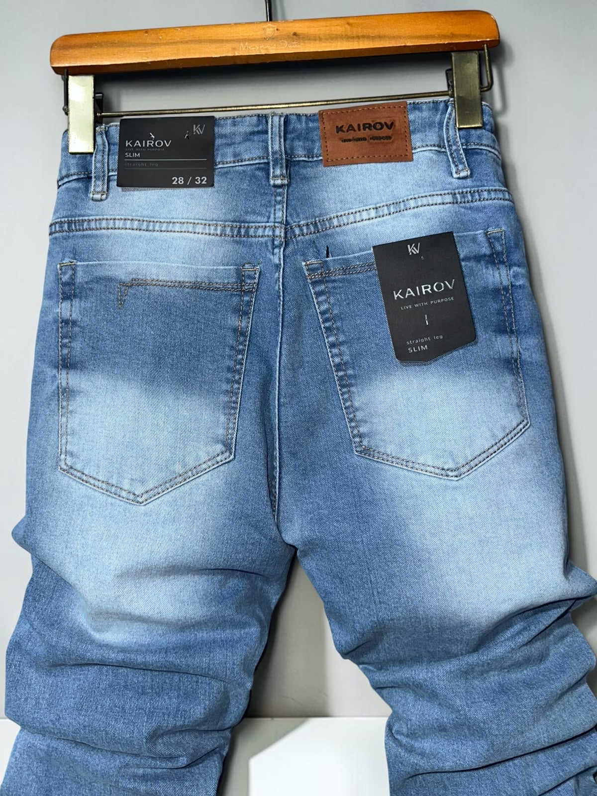 Jeans slim fit Mi tienda KAIROV de mezclilla azul claro con deslavado natural, etiqueta de cuero y bolsillos traseros