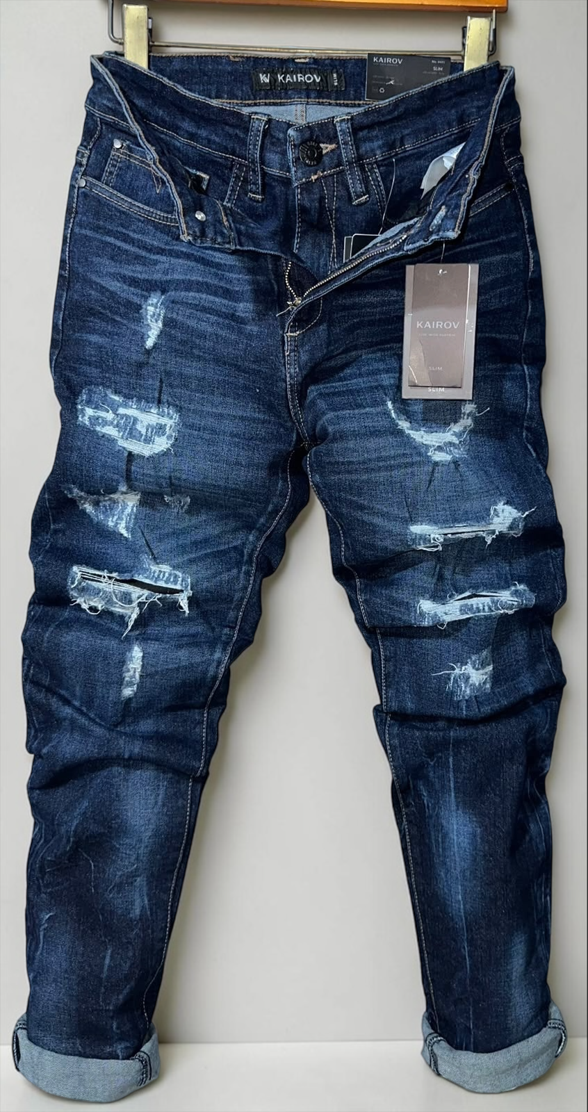 Jeans de mezclilla Mi tienda KAIROV corte slim en azul profundo con detalles desgastados y roturas estratégicas