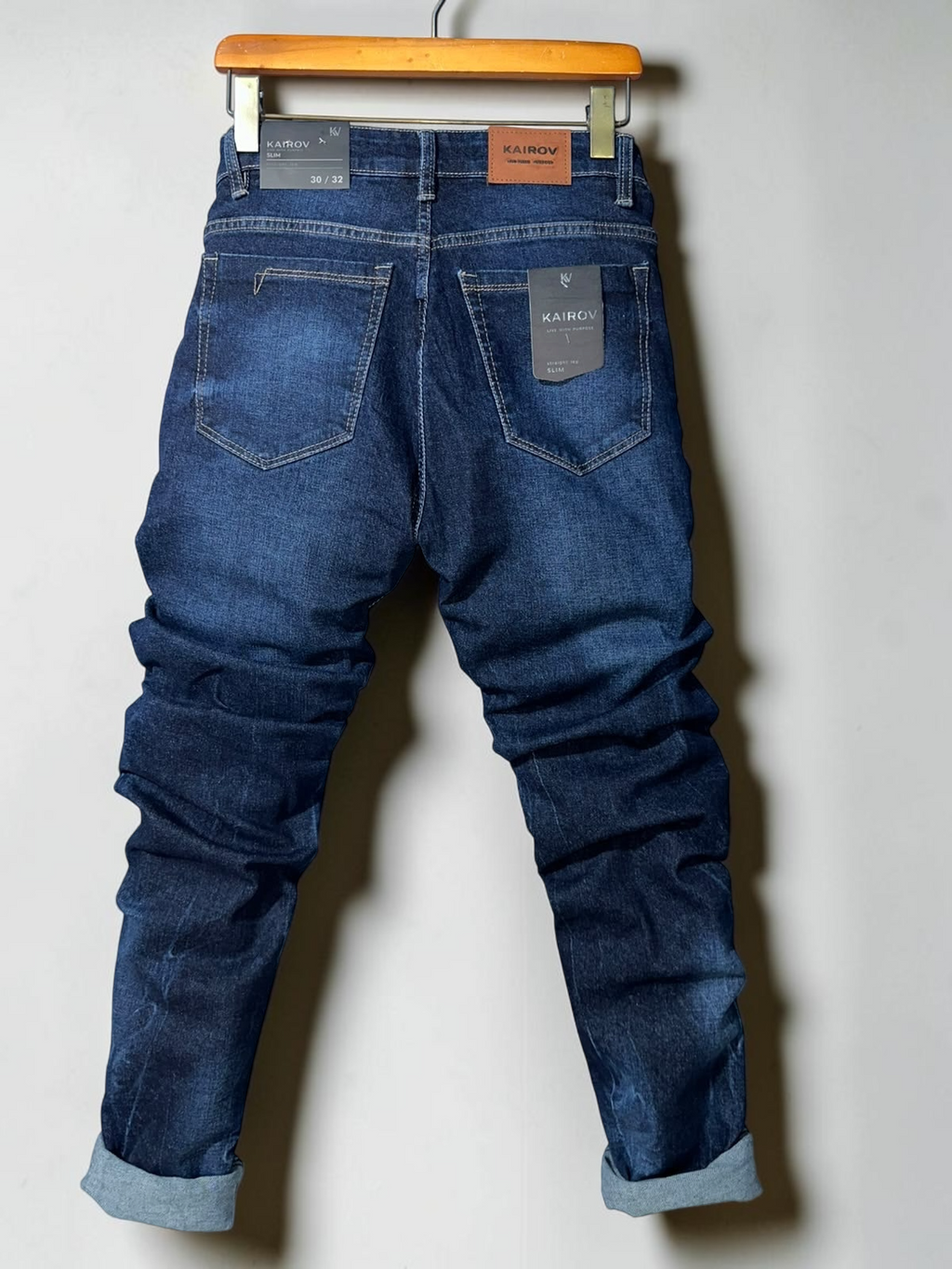 Jeans de mezclilla Mi tienda KAIROV corte slim en azul profundo con acabado desgastado y costuras reforzadas