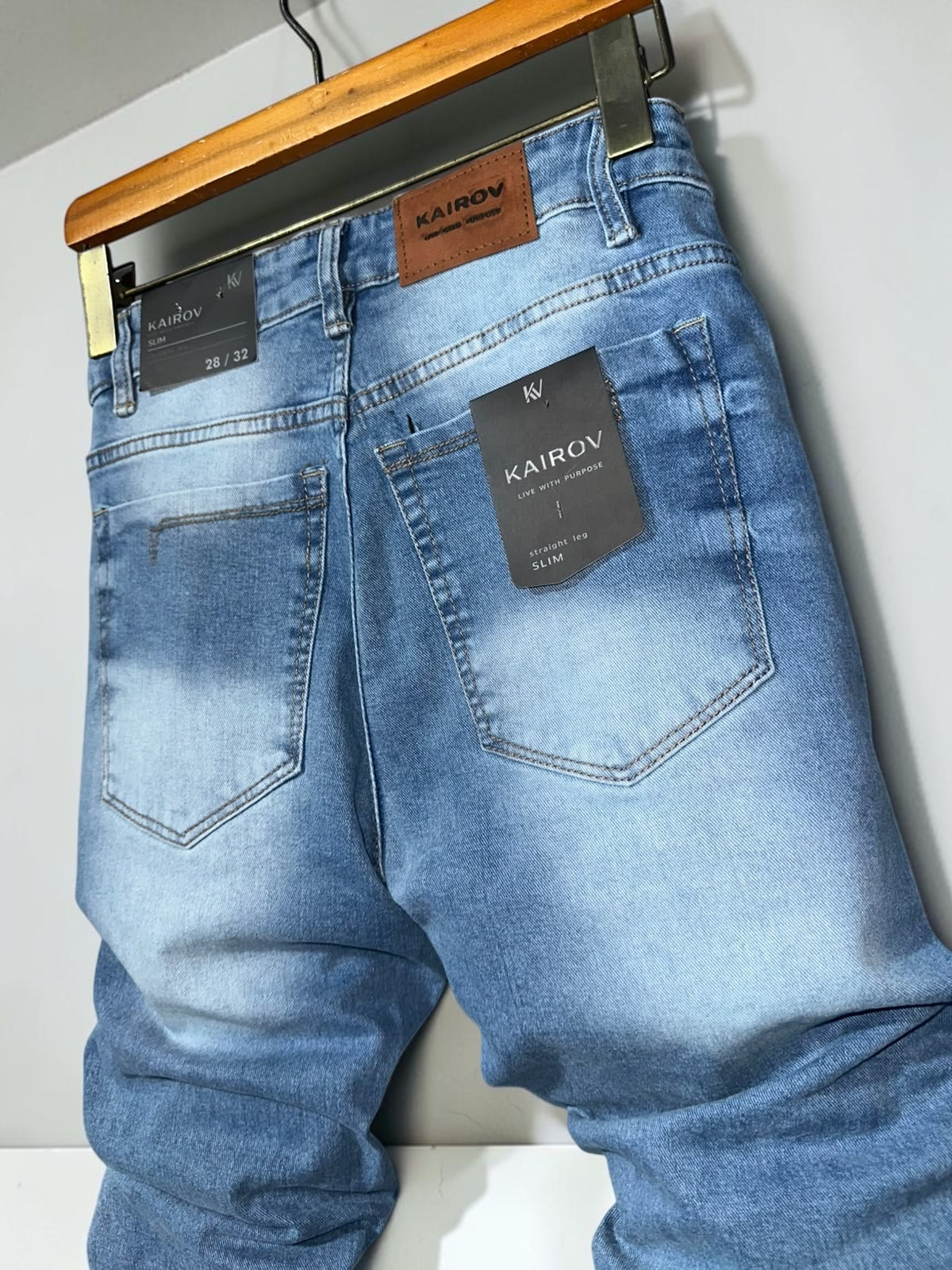 Jeans de mezclilla Mi tienda KAIROV corte slim en azul claro con acabado deslavado y etiqueta de cuero posterior