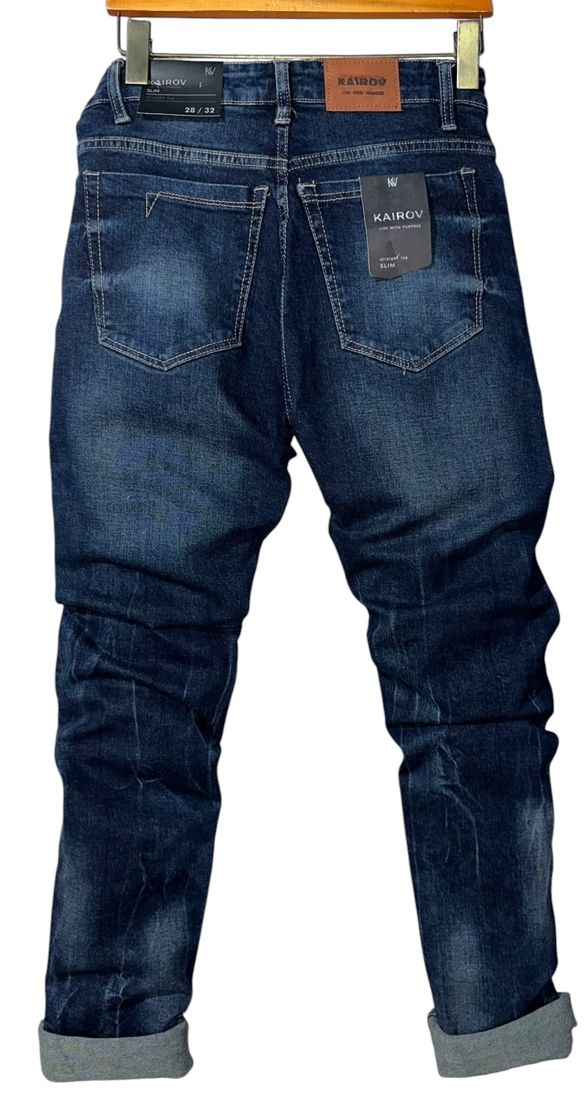 Pantalones de mezclilla Mi tienda KAIROV corte slim en azul profundo con efecto desgastado y etiqueta de cuero