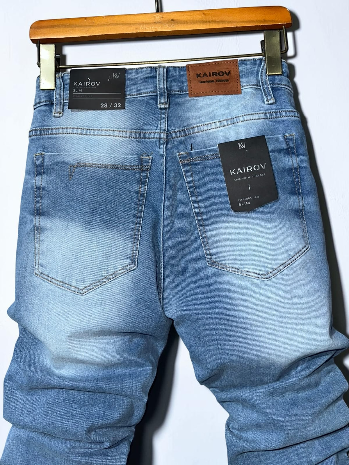 Jeans de mezclilla Mi tienda KAIROV corte slim en azul claro con efecto deslavado y parche de piel sintética
