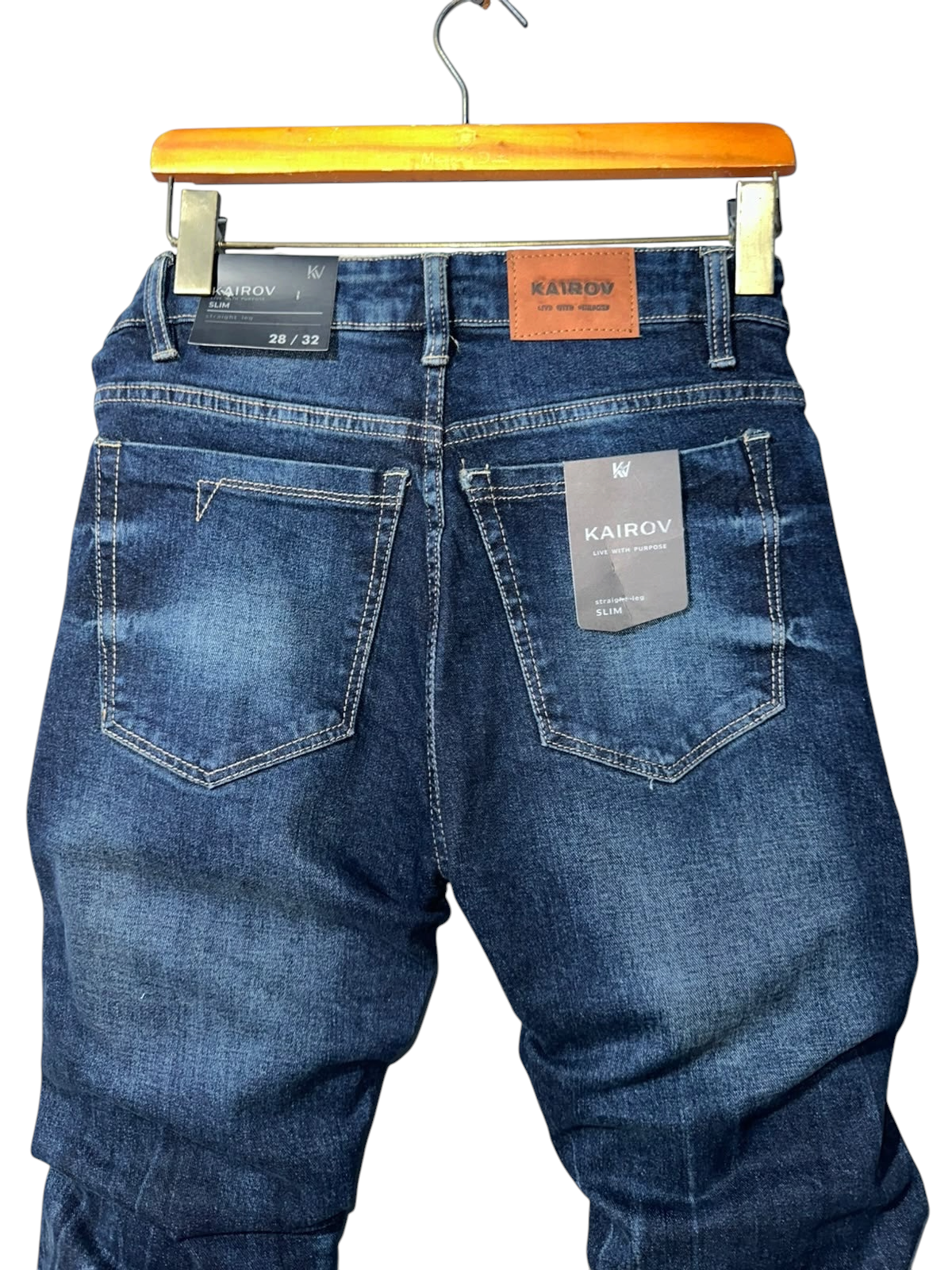 Jeans de mezclilla Mi tienda KAIROV corte slim en azul profundo con efecto desgastado y etiqueta de cuero trasera