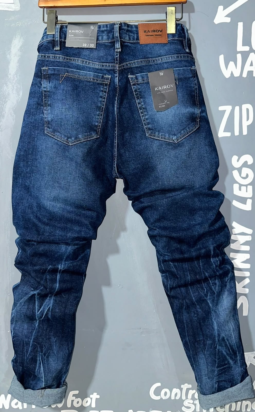 Jeans de mezclilla Mi tienda KAIROV corte slim en azul profundo con deslavado sutil y parche de cuero posterior