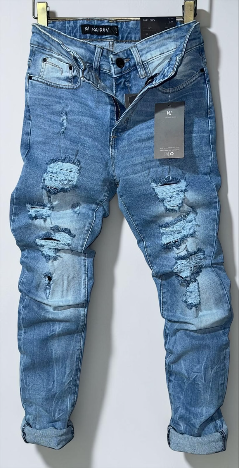 Jeans de mezclilla Mi tienda KAIROV corte slim en azul claro con efecto deslavado y detalles de rasgaduras urbanas