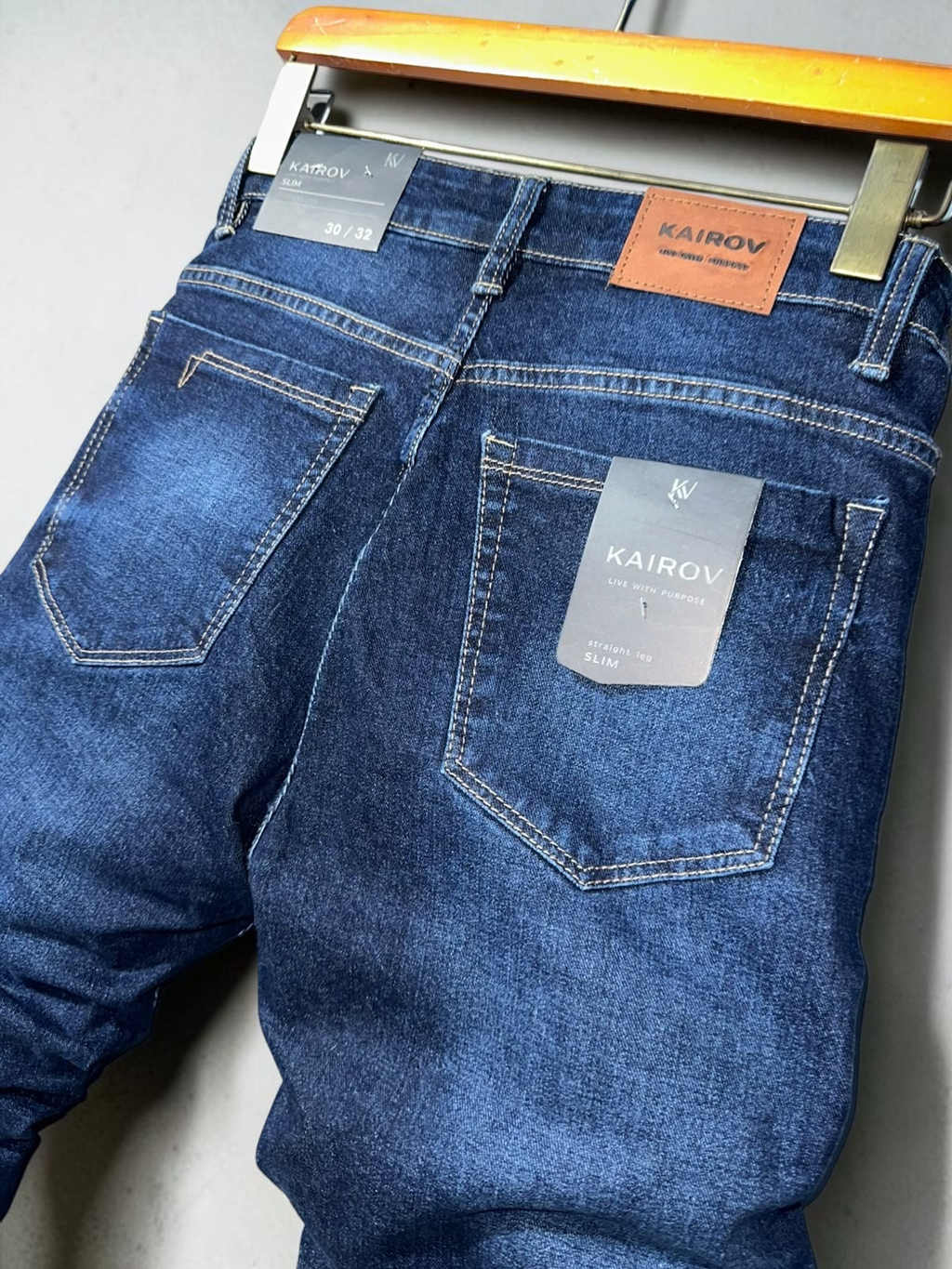 Pantalones de mezclilla azul oscuro Mi tienda KAIROV con corte slim, costuras en contraste y etiqueta de marca
