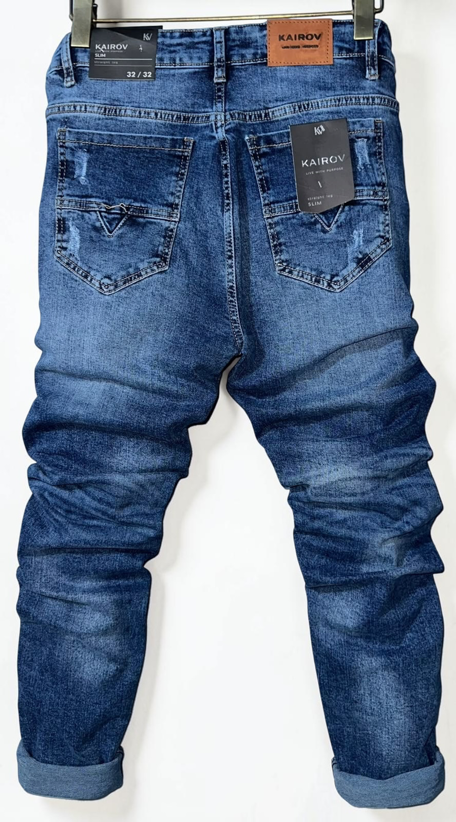 Pantalones de mezclilla Mi tienda KAIROV corte slim en azul medio con efecto desgastado y rasgaduras en bolsillos