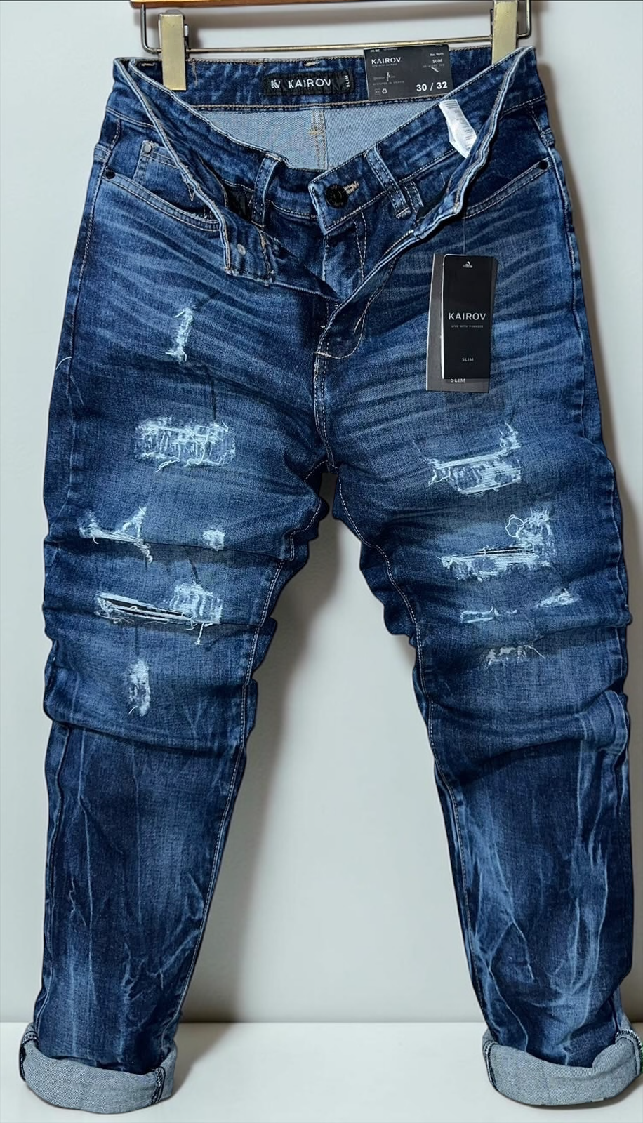 Jeans slim fit Mi tienda para hombre en mezclilla azul profundo con detalles de desgaste y deslavado natural