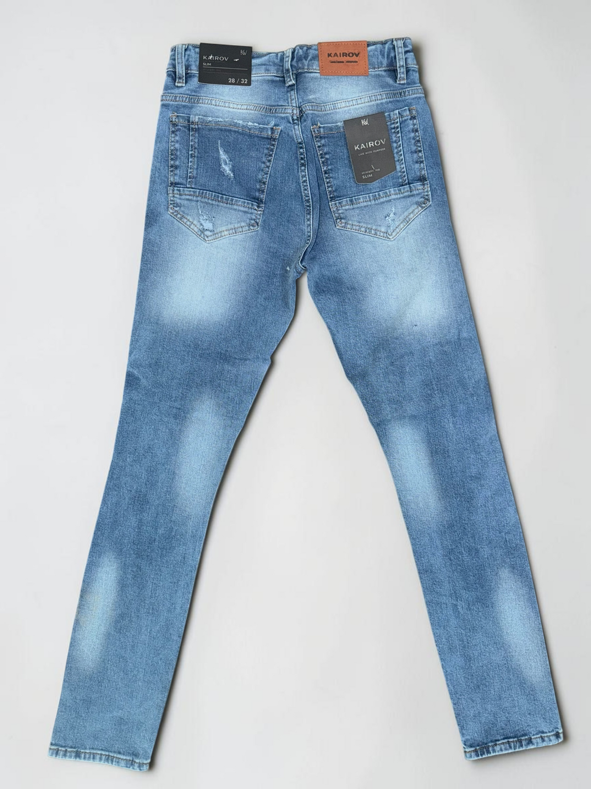 Jeans slim fit Mi tienda Kairov de mezclilla azul deslavado con detalles desgastados y parche de cuero trasero