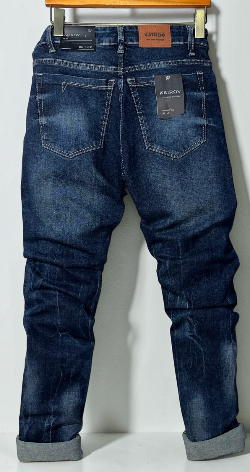 Jeans Mi tienda KAIROV corte slim para hombre en mezclilla azul profundo con deslavado natural y etiqueta de cuero