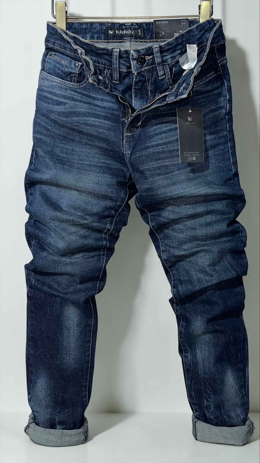 Pantalones de mezclilla Mi tienda KAIROV corte slim en azul profundo con deslavado natural y costuras en contraste.