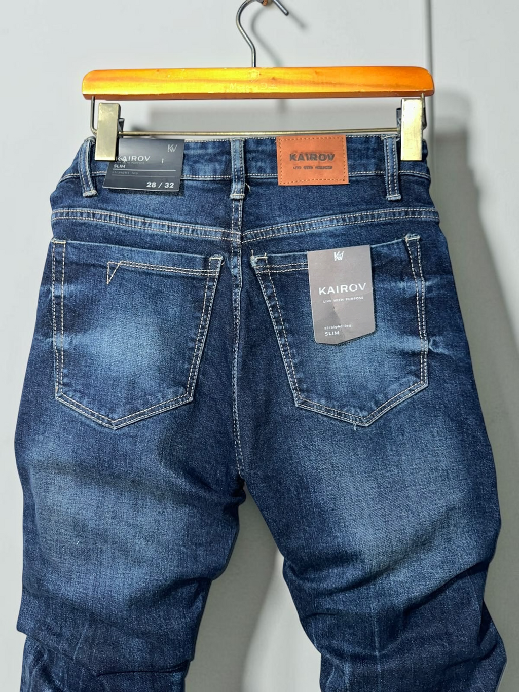 Pantalones de mezclilla Mi tienda KAIROV corte slim en azul profundo con deslavado y etiqueta de cuero en la cintura