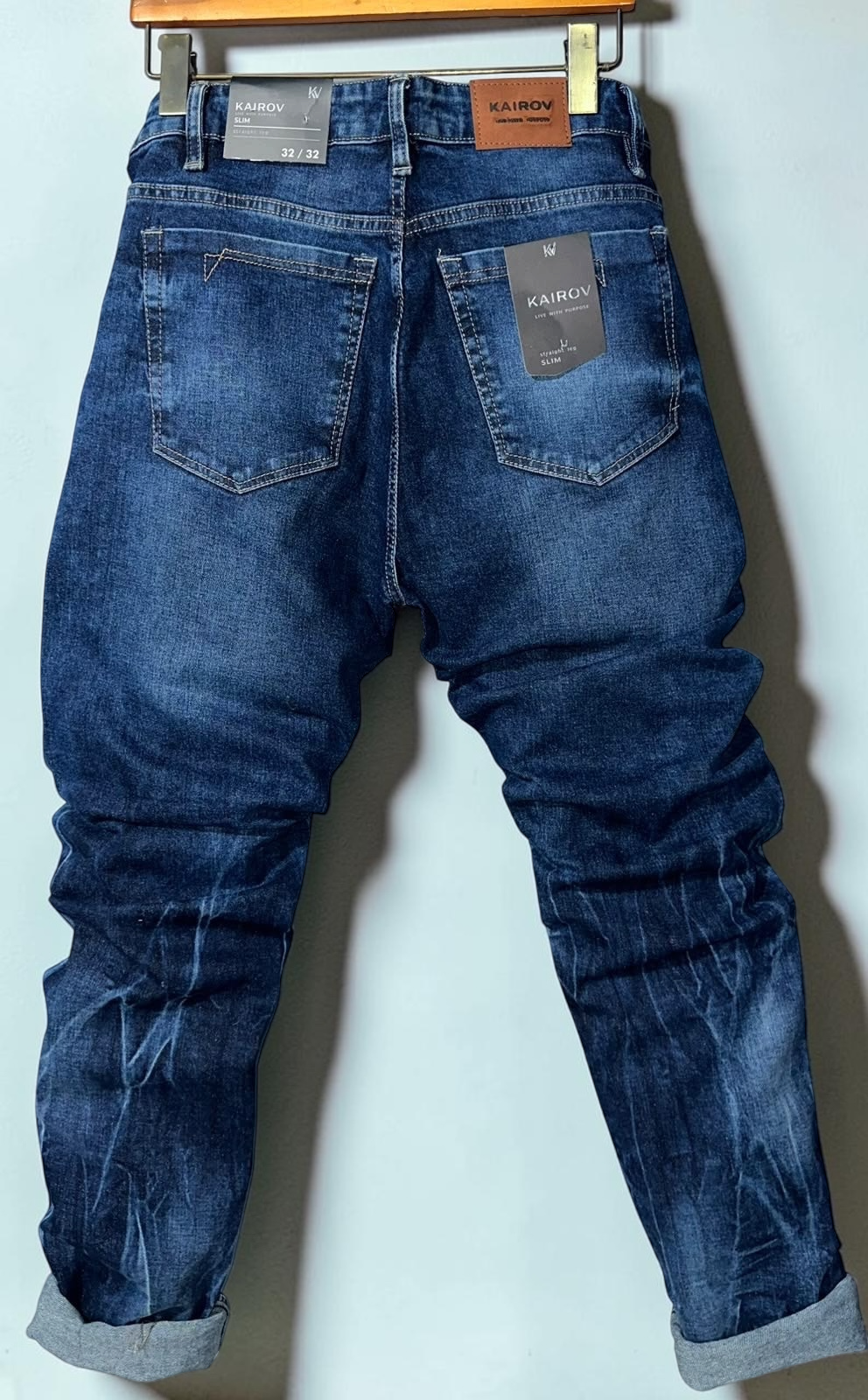 Jeans slim fit Mi tienda para caballero en mezclilla azul profundo con deslavado natural y etiqueta de piel sintética