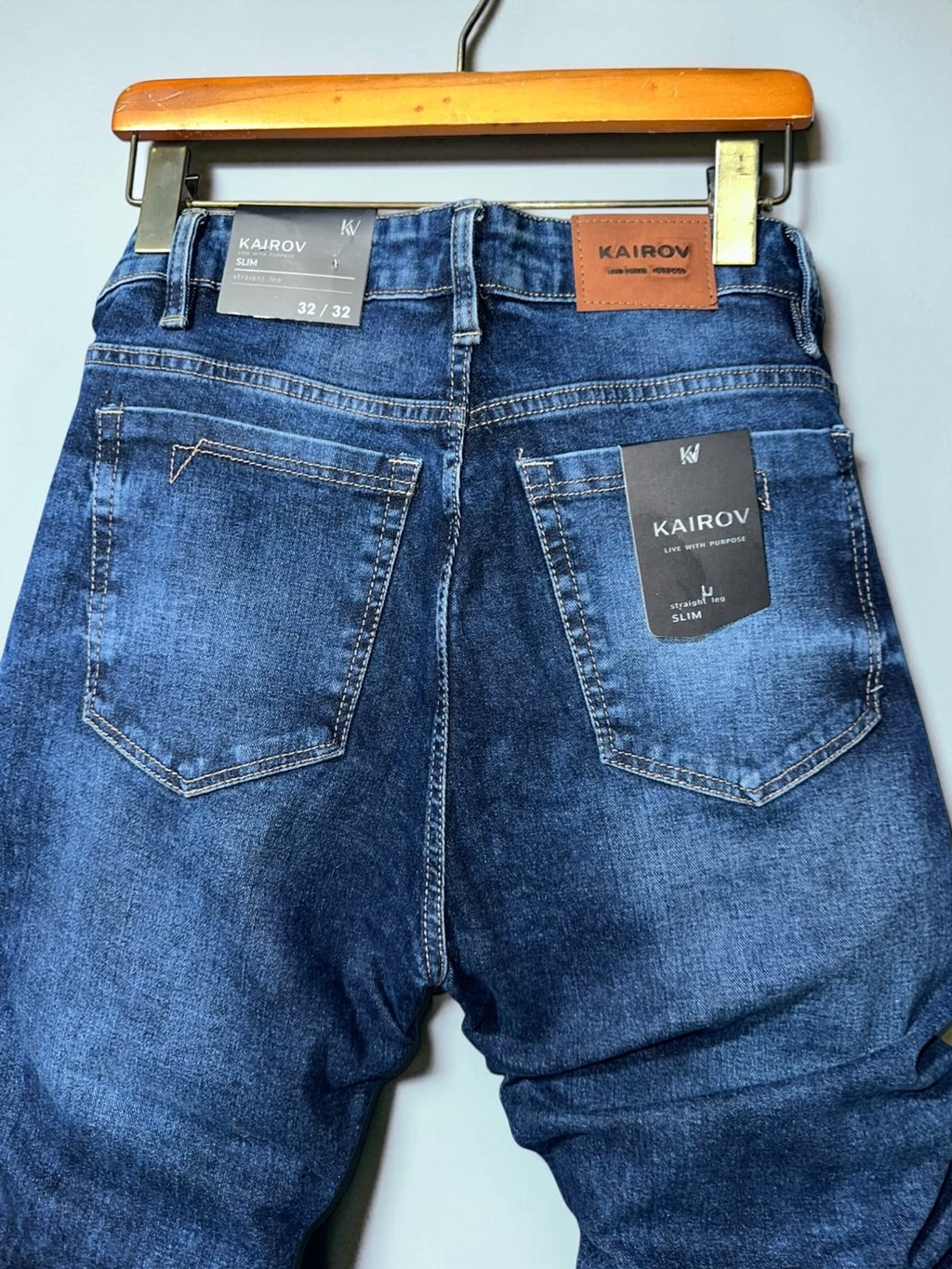 Jeans slim fit Mi tienda KAIROV en mezclilla azul profundo con deslavado natural, etiqueta de piel y bolsillos traseros