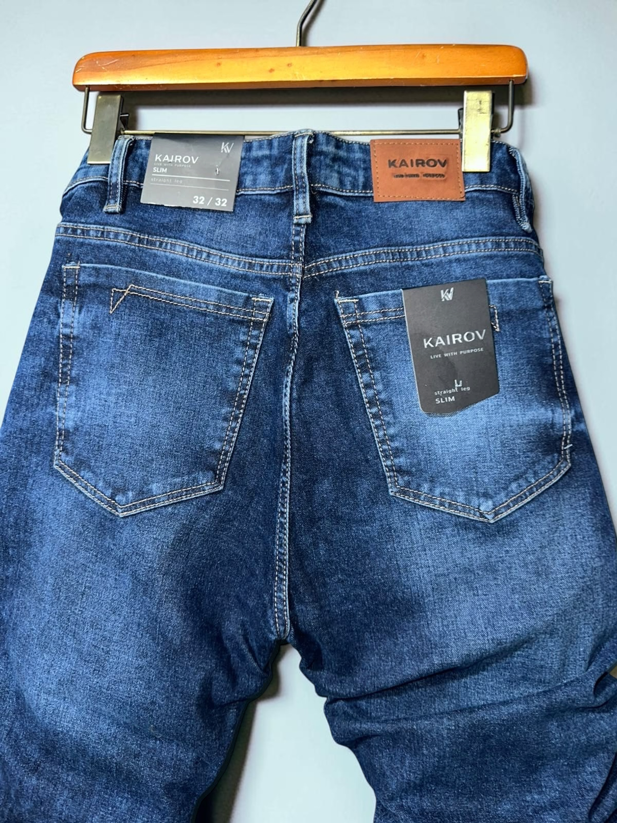 Jeans slim fit Mi tienda KAIROV en mezclilla azul profundo con deslavado natural, etiqueta de piel y bolsillos traseros