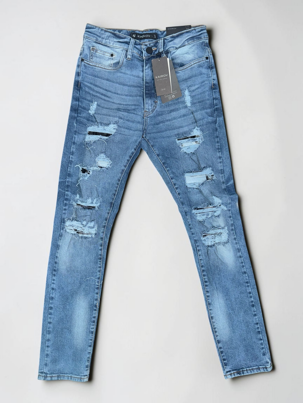 Jeans slim fit Mi tienda KAIROV en mezclilla azul deslavado con detalles desgastados y parches en las rodillas