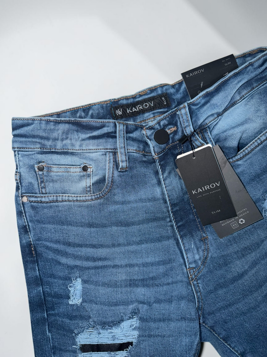 Jeans slim Mi tienda KAIROV de mezclilla azul deslavado con detalles desgastados y etiquetas de marca originales