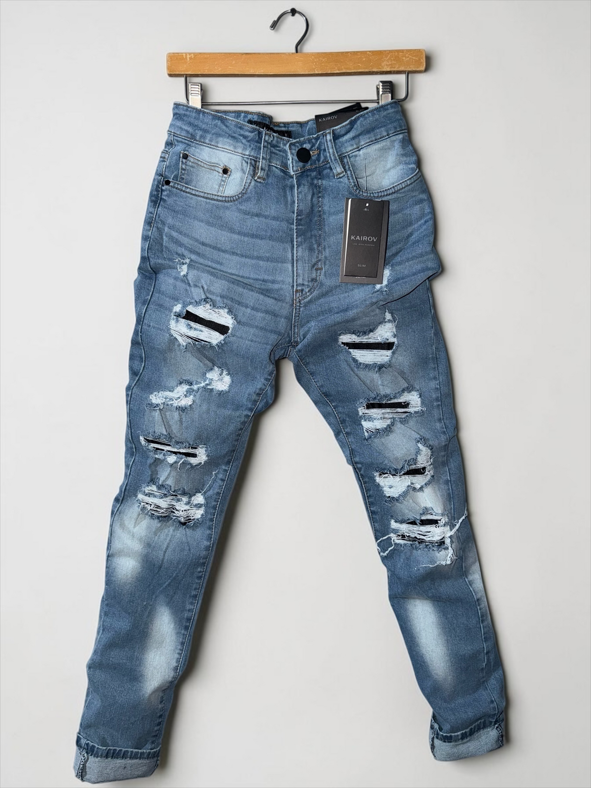 Jeans slim Mi tienda Kairov en mezclilla azul deslavado con diseño desgastado y parches decorativos