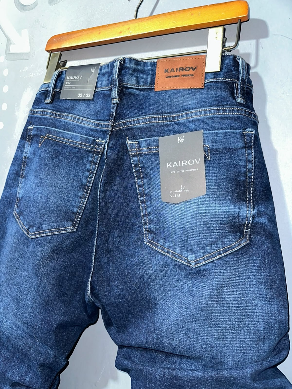 Pantalones de mezclilla Mi tienda KAIROV corte recto en azul deslavado con parche de cuero y etiquetas originales