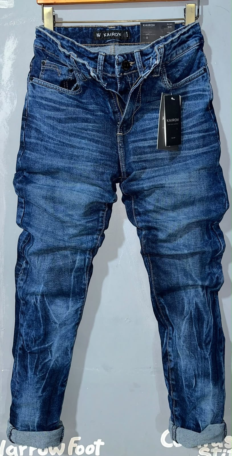 Pantalones de mezclilla Mi tienda KAIROV corte slim en azul deslavado con costuras reforzadas y diseño de cinco bolsillos