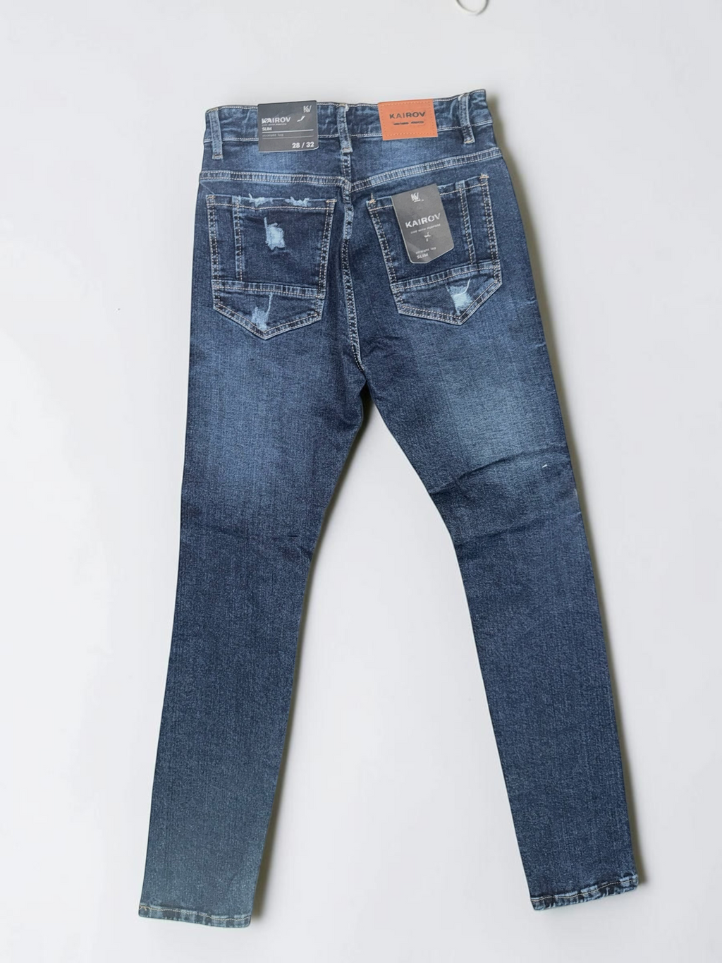 Pantalones de mezclilla Mi tienda KAIROV corte slim en azul profundo con detalles desgastados y roturas en bolsillos